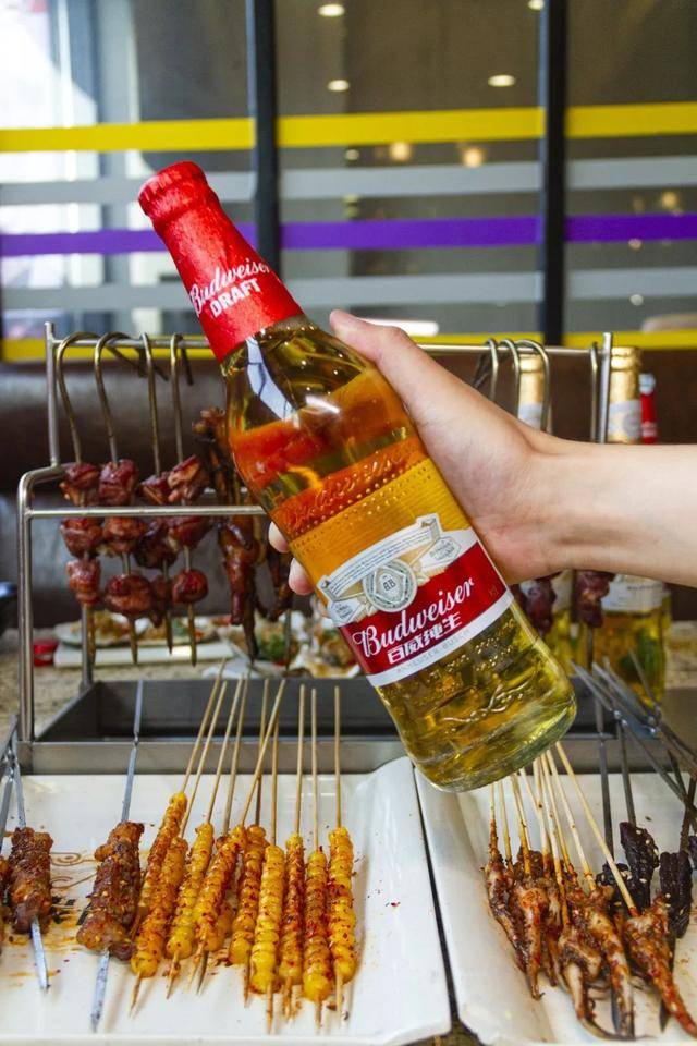 钱锋炭|激情8月来钱锋炭缸烧烤赢百威免单大奖炭缸烧烤遇上品质啤酒