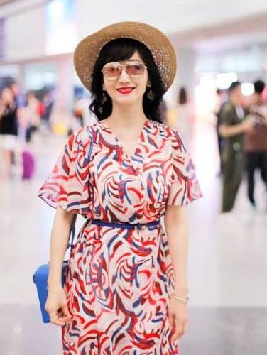 少女|65岁赵雅芝不服老！穿着打扮看似少女，无奈颈纹显露真实年龄