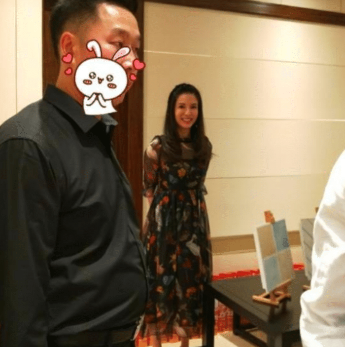 显得|原创李若彤跟粉丝合影，穿的硬是只有24岁，但脸的状态看得出50多了！