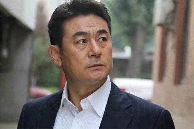 原创辞铁饭碗成“戏疯子”，后将恩师女儿追到手，孩子2岁却提出离婚