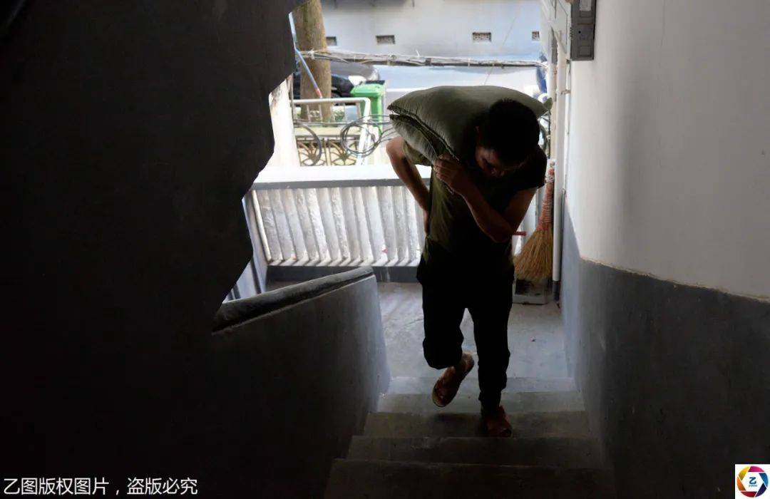儿子|高温下，男子挥汗如雨扛包爬楼，每天扛数吨货却难救儿子的命?