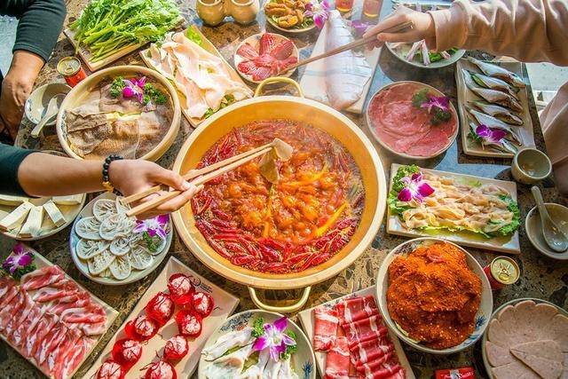 孩子吃饭不老实，热汤溅到别人，宝妈这一行为令人敬佩