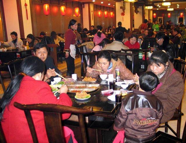 孩子吃饭不老实，热汤溅到别人，宝妈这一行为令人敬佩