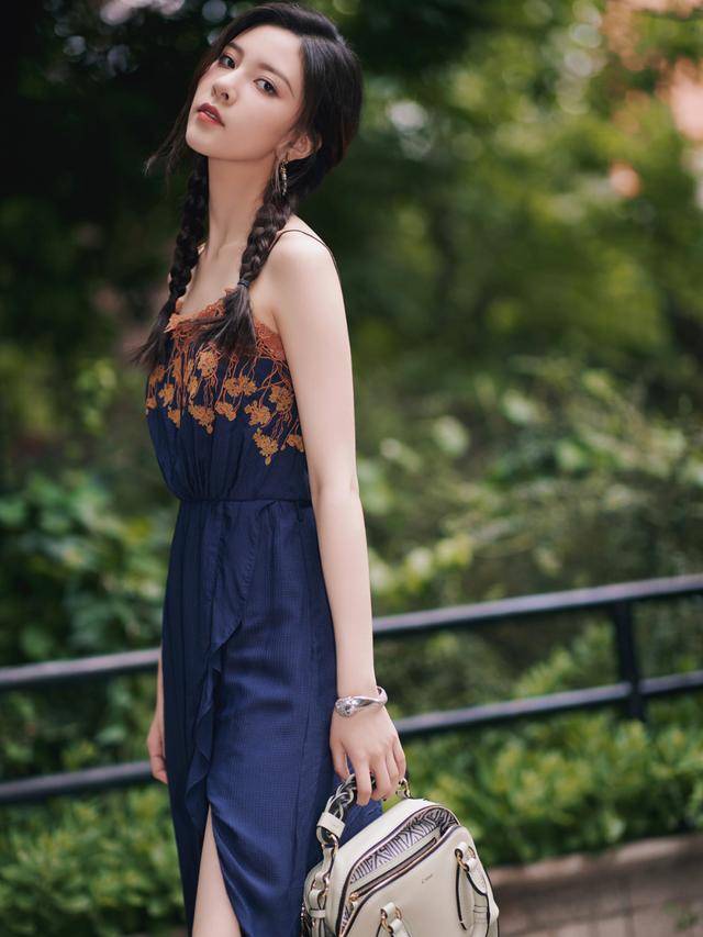 宋妍霏新造型太淑女了,吊带裙配双辫子,精致优雅又有个性