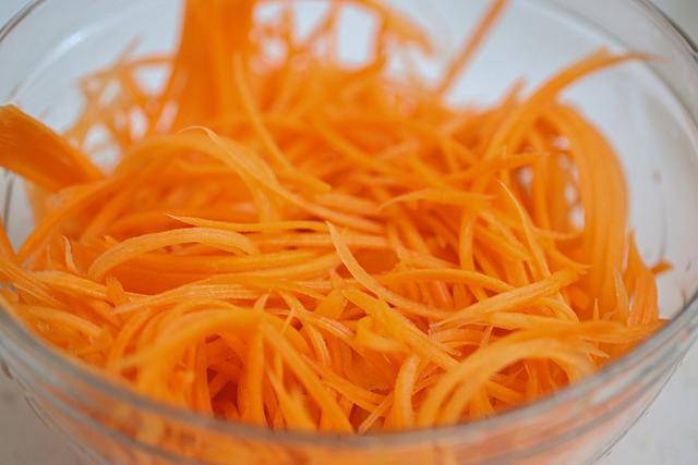 操作方法,大家记住了。2、胡萝卜去皮之后切成丝,不好切的话就用擦子。