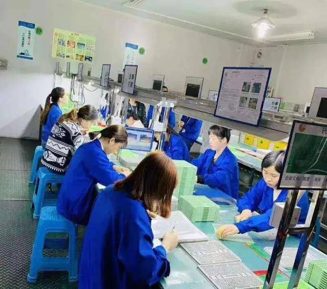 深圳某工厂女工:选择没有男生的工厂真是后悔,帮忙的人都没有