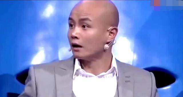乐嘉近照曝光！光脚演讲发福明显，网友：一手