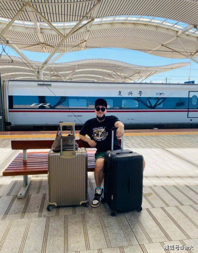 工作|原创刘翔晒4万名包，退役后没正式工作仍然生活滋润，前妻还在当演员