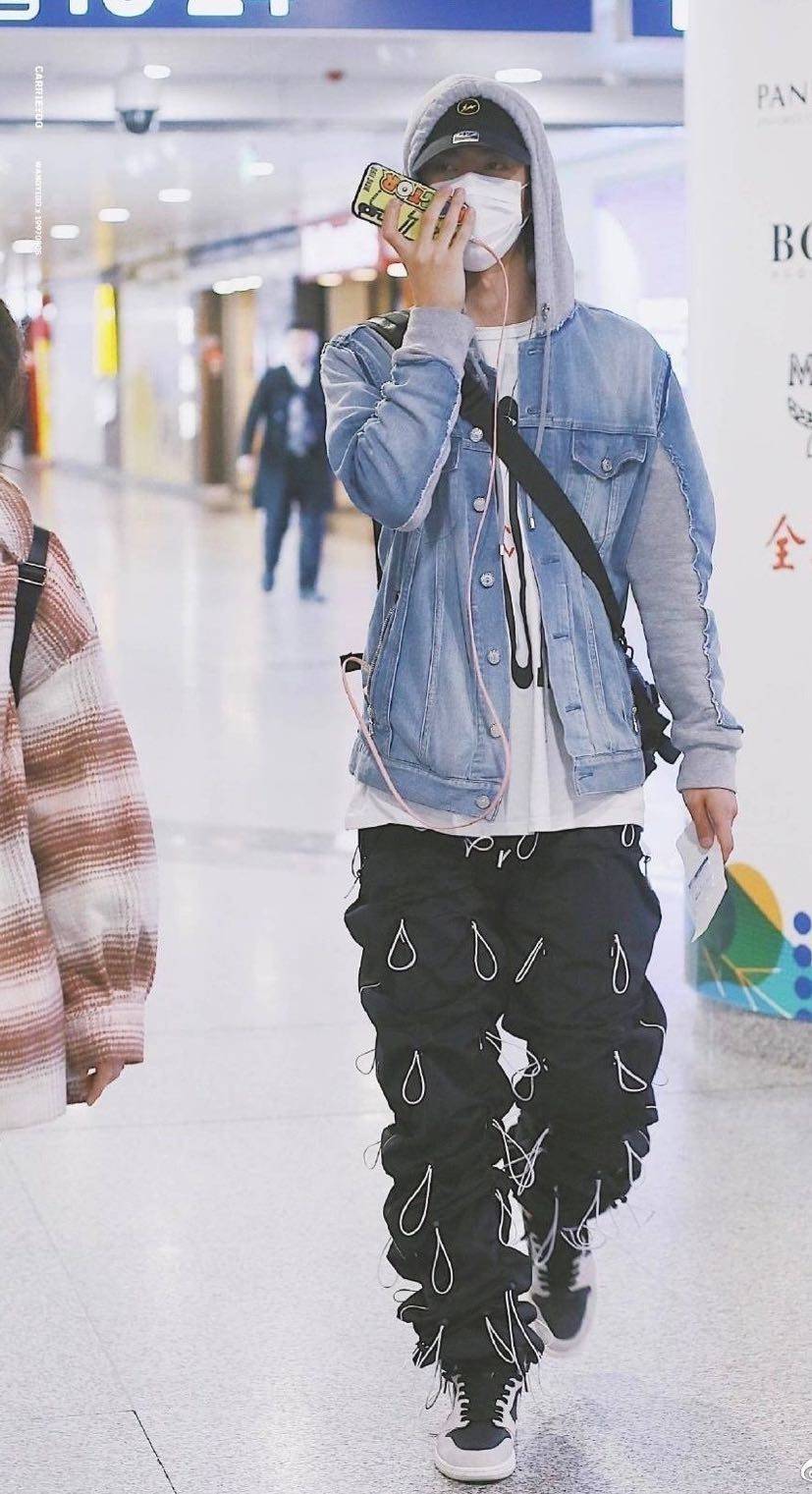 王鹤|明星时尚欣赏不来!王鹤棣撞王一博奇葩裤子,但没王一博辣眼睛