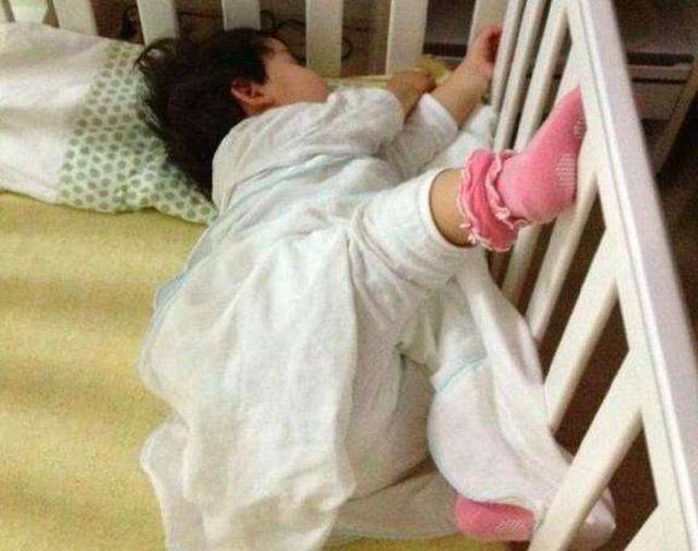 原因|宝妈要多了解新生宝宝睡觉总爱哼唧？不安稳的原因多半是这几点
