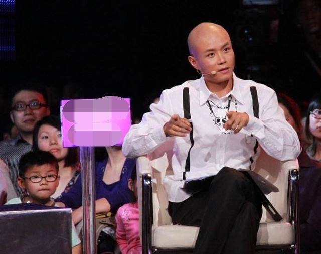 乐嘉近照曝光！光脚演讲发福明显，网友：一手