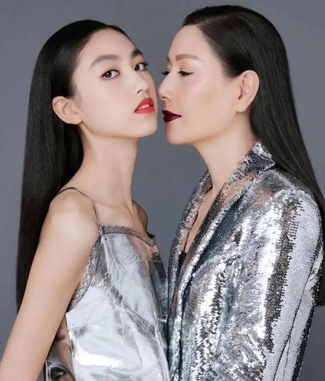 任达华与甄子丹女儿同框，同为16岁星二代，任晴