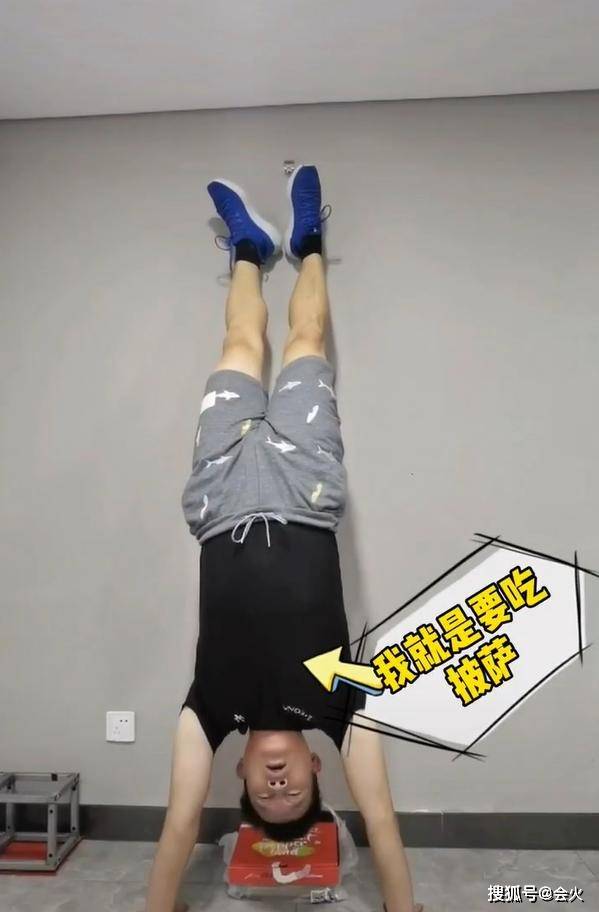 减肥|原创杨志刚为减肥被迫无奈啃烂梨？工作人员却在旁吃鸡腿，模样太心酸