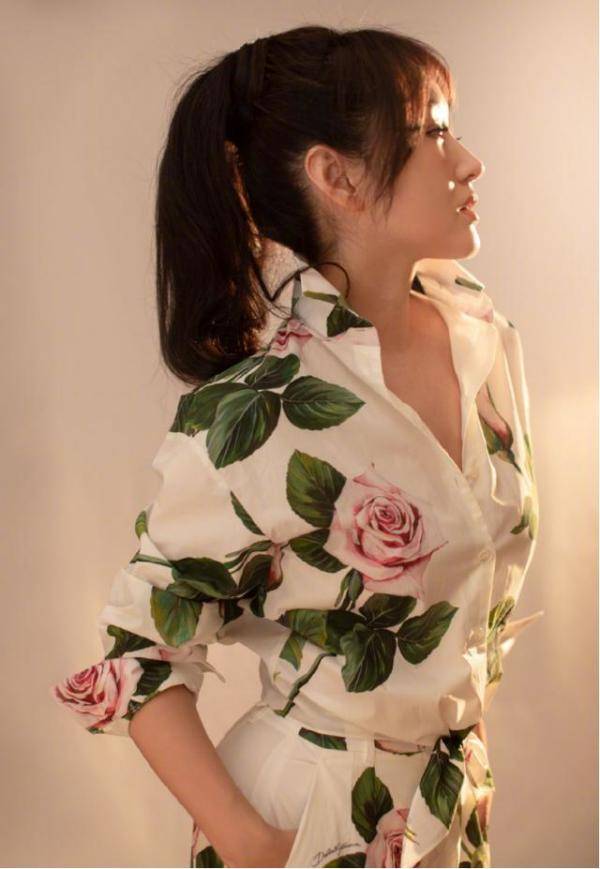 杨钰莹|杨钰莹体态没岁月感,穿紧身连体裤秀窈窕身材,曲线不输小姑娘