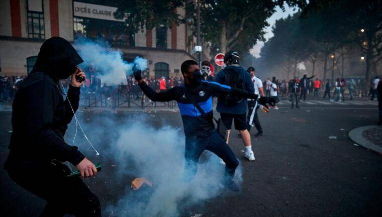 博亚体育app官网入口|
PSG冠军联赛决赛失败后 巴黎球迷与防暴警员发生冲突 148人被捕(图1)