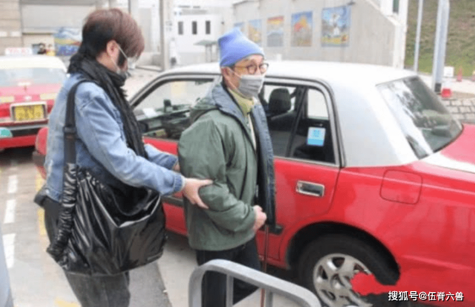 70岁刘松仁近照曝光,中风后身材明显消瘦