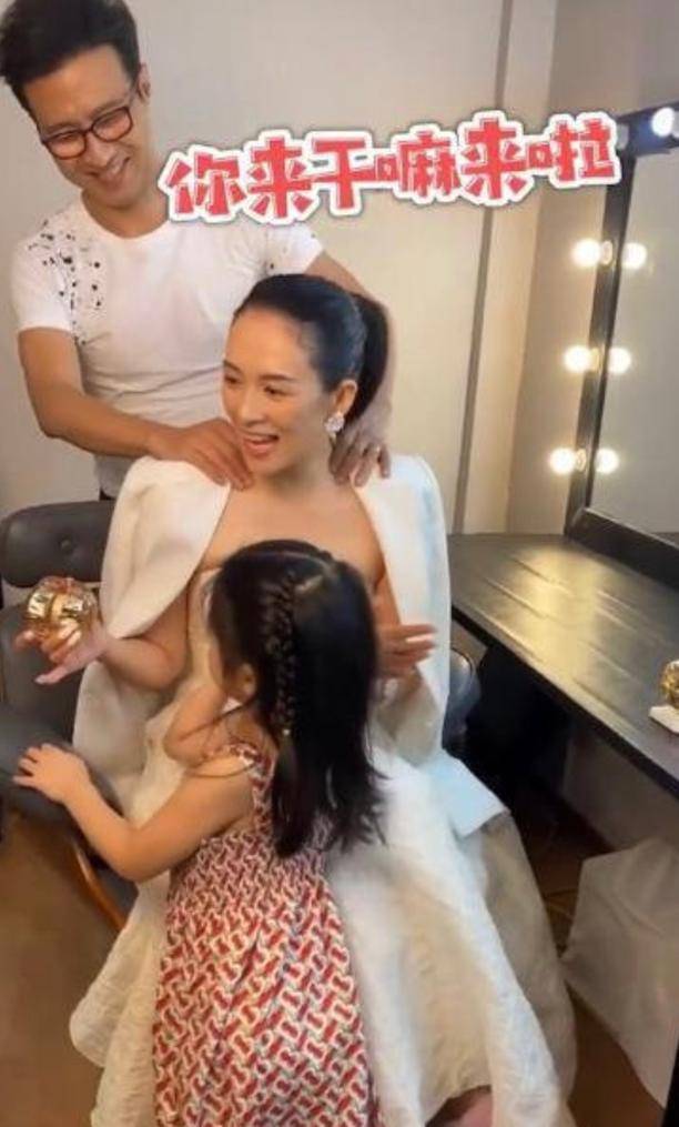 章子怡晒照与女儿做手工，5岁醒宝头发凌乱，胳