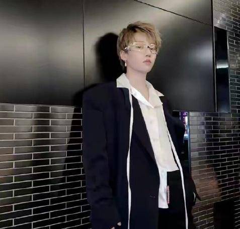 封面|刘雨昕9月杂志封面新鲜出炉，放大图片后的腰，简直细到没朋友