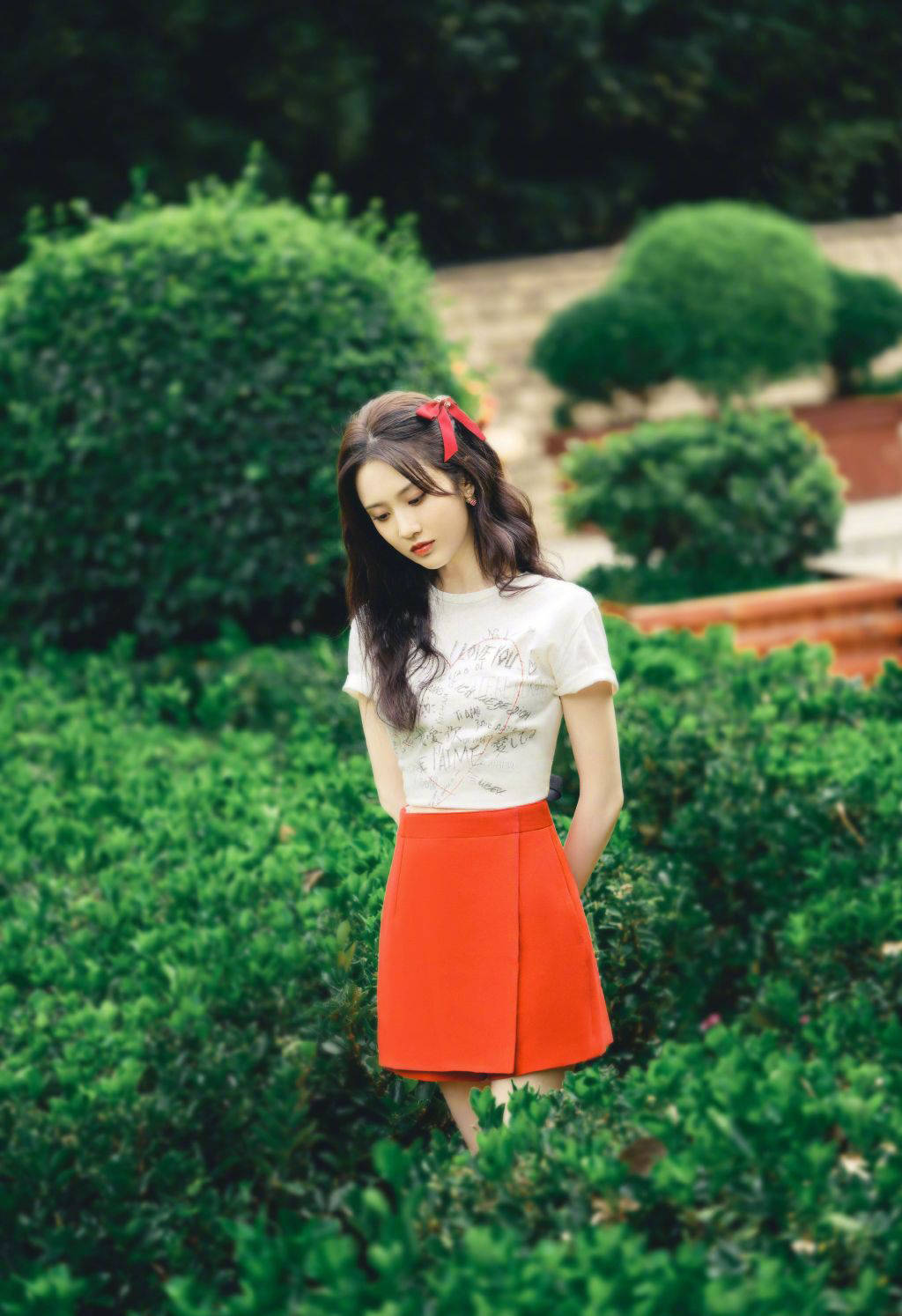 栀子花|《栀子花开》她演女一号，穿白色露肩修身裙，27岁仍甜似初恋