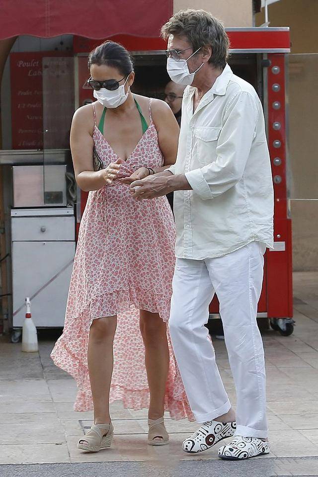 55岁巩俐近照罕曝光，身材走样弯腰驼背被热议，