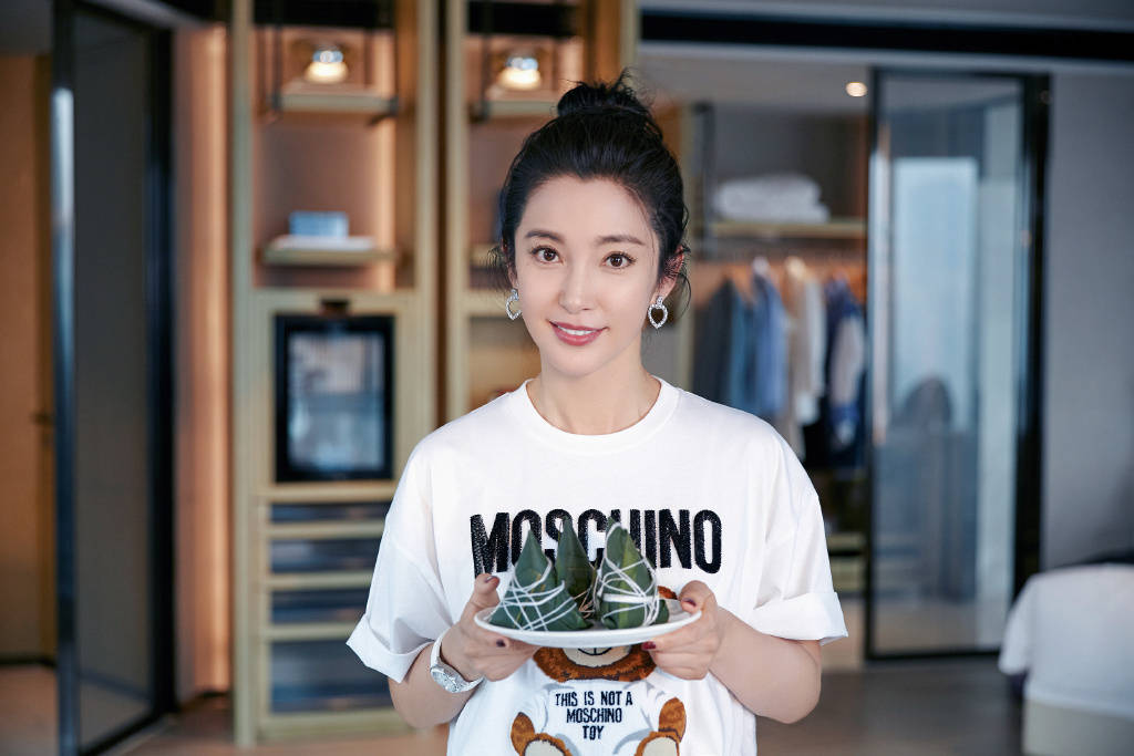 赵丽颖|47岁李冰冰同框32岁赵丽颖完全不输，她的冻龄秘诀竟然是敷面膜？