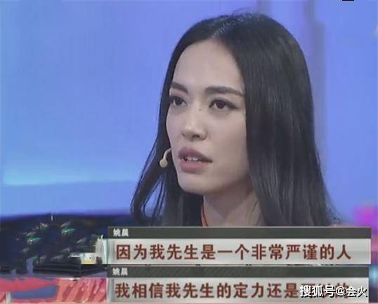 步一|原创姚晨曹郁情难自禁当众亲吻，下台还三步一回头！结婚8年如胶似漆
