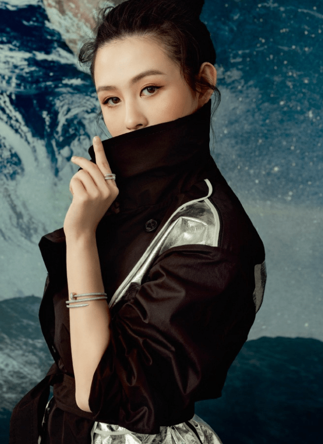 沈月更|“最美星二代”晒照！邱淑贞女儿清凉打扮露面，气质颜值都不输妈
