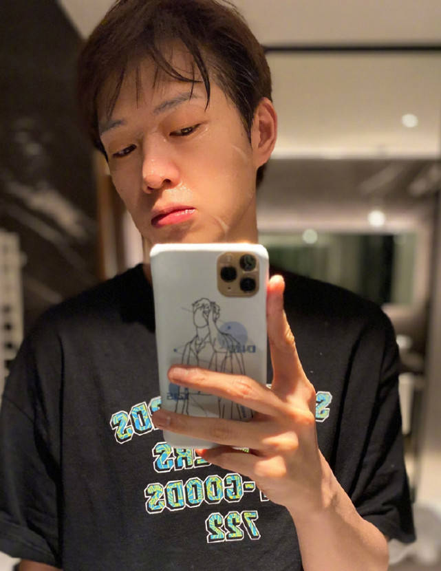杨幂和魏大勋掐点暗秀恩爱,女儿小糯米近况曝光