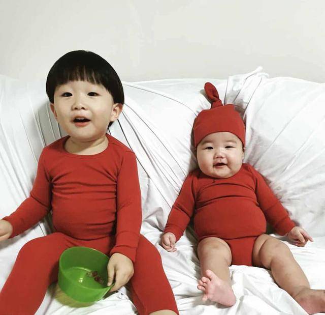 孩子|萝莉身住着大叔魂，还被妈妈穿成紫薯韩国3岁奶娃靠小肚子走红