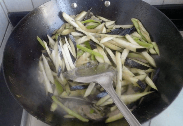 炒茄子不变色法 419d1c83b6fc4a6fb2071abc5504595c.png