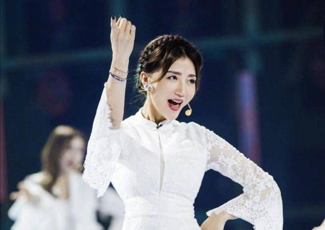 集资|原创阿朵叫停粉丝打投，为《浪姐》饭圈化刹车