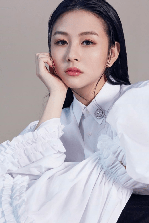 沈月更|“最美星二代”晒照！邱淑贞女儿清凉打扮露面，气质颜值都不输妈
