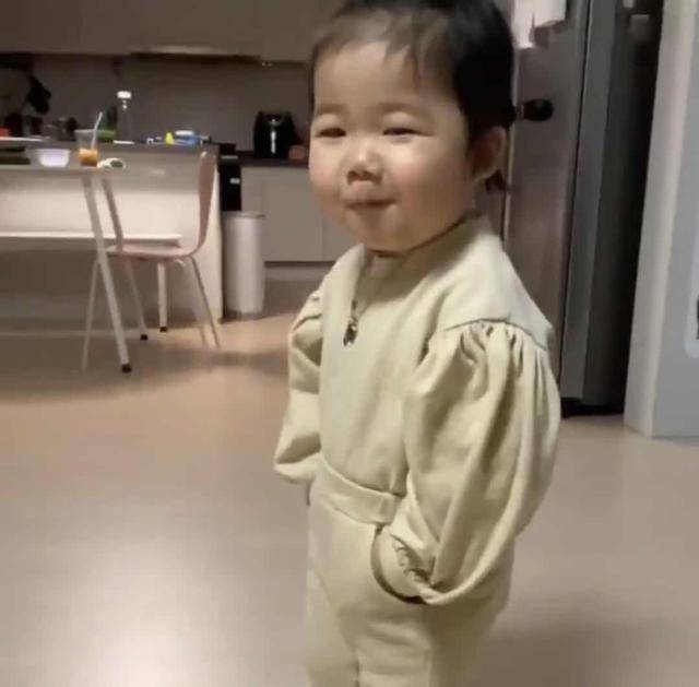 孩子|萝莉身住着大叔魂，还被妈妈穿成紫薯韩国3岁奶娃靠小肚子走红