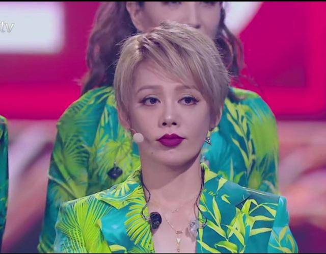 宁静|女团宁静组绿色造型像草裙舞？两万多一件的名牌，难怪咱不懂时尚