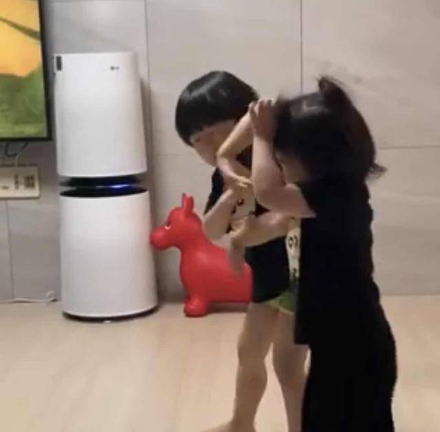孩子|萝莉身住着大叔魂，还被妈妈穿成紫薯韩国3岁奶娃靠小肚子走红
