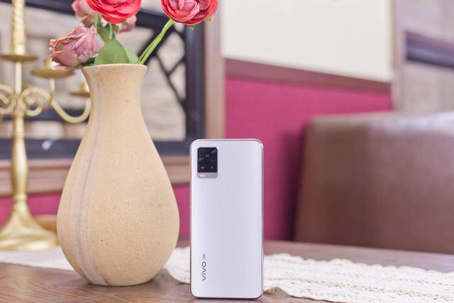 vivos7图赏月光白演绎永不过时的白色简约经典