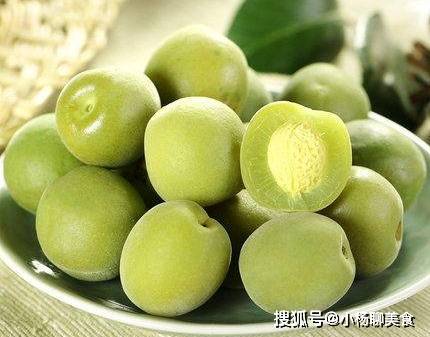 酸梅是一种天然碱性食物,女人常吃酸梅,对子宫可以起到很好的调养作用