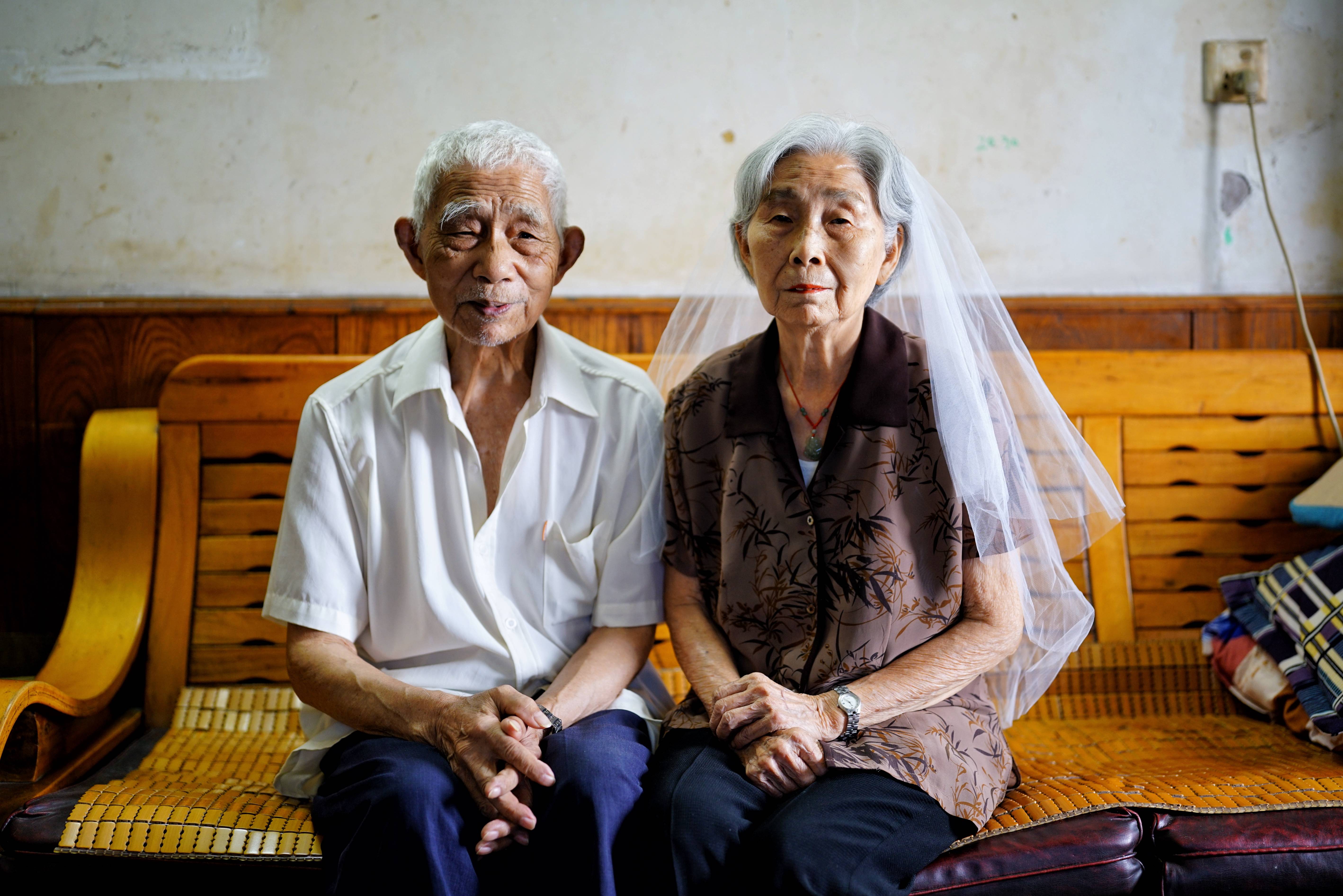 七夕节:结婚70年,90岁老人第一次过情人节