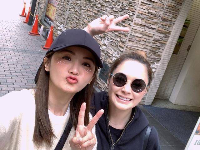 阿娇|钟欣潼终于好好穿衣服了，旁边的周扬青才惊艳！没想到这俩是闺蜜