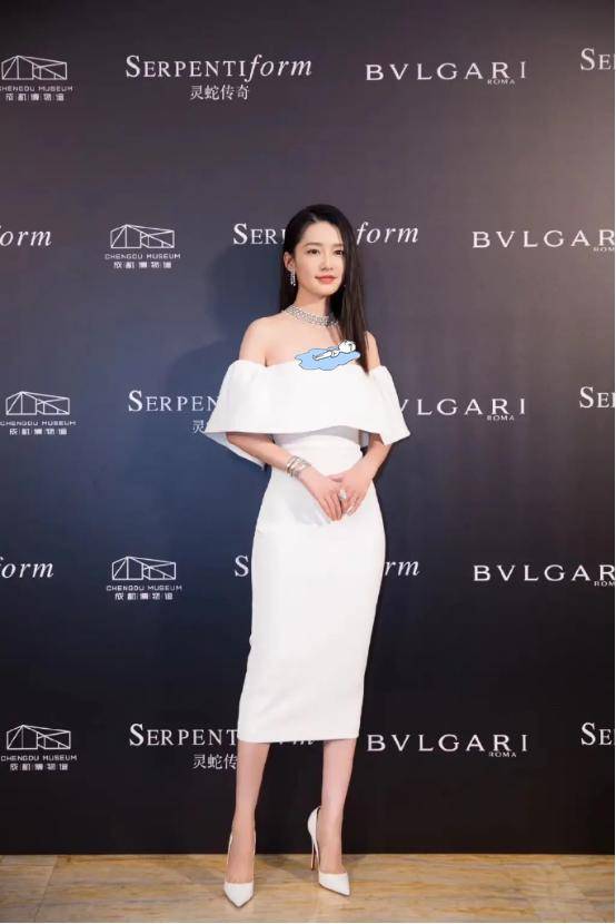 李沁对身材真自信,穿一字领礼裙秀"花瓶身",这比例女生都羡慕