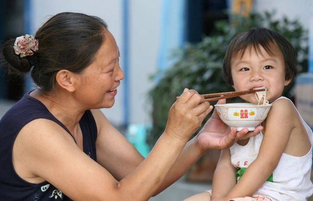悲剧|几个危害正等在前方奶奶强迫给孙子喂饭酿悲剧！孩子经常被喂饭