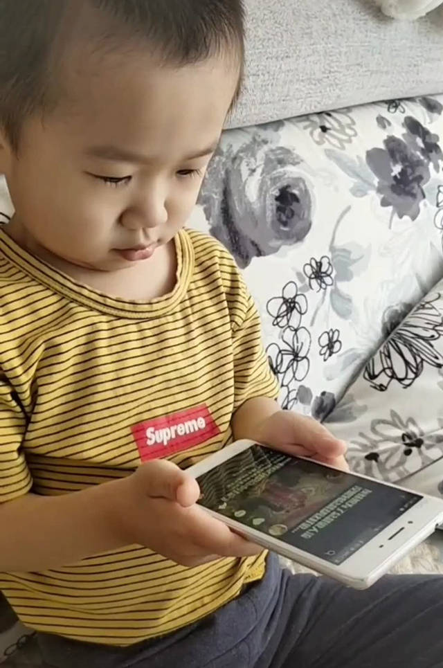 
3岁宝宝看电视剧看到“吻戏” 捂眼睛的容貌萌翻网友：他看懂了_jbo竞博官网
