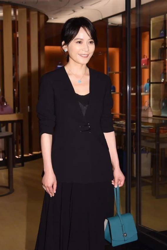 美人|俞飞鸿不愧是“冻龄美人”,穿黑色西装配黑裙,尽显优雅高贵