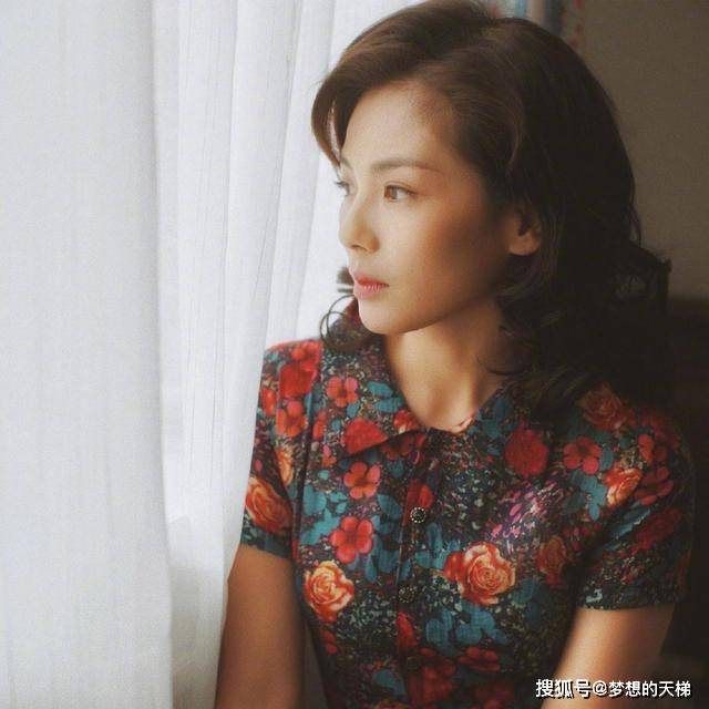 42岁刘涛穿"大妈裙"留老上海波浪卷发,复古且优雅
