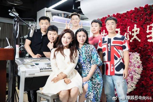 女方|原创玖月奇迹王小玮已离婚？女方生日不见老公和婚戒，夫妻半年未同框