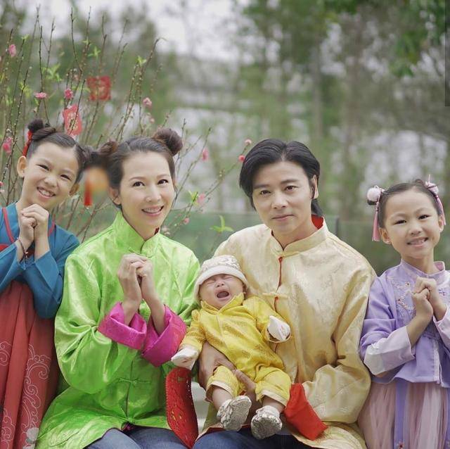 小名|原创蔡少芬带儿子打卡水上乐园，弟弟小名叫鱼蛋，神态高冷颜值变高