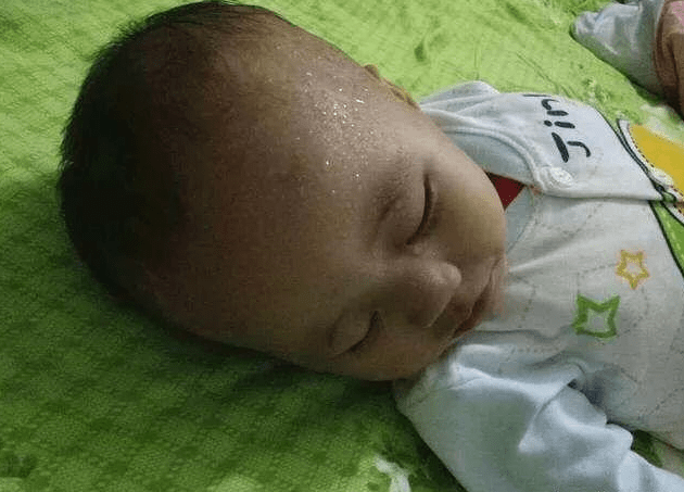 晚一点|眼袋长成这样，医师：再晚一点，孩子就停止发育了！3岁男孩