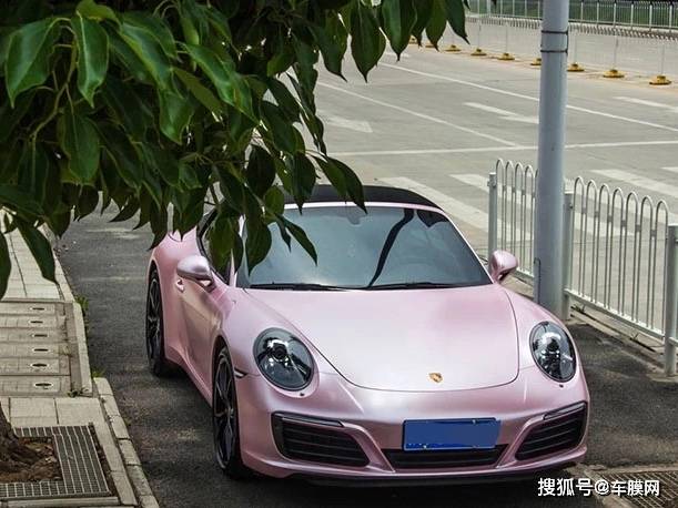 保时捷卡曼电光樱花粉改色膜效果图