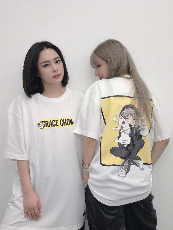 阿娇|钟欣潼终于好好穿衣服了，旁边的周扬青才惊艳！没想到这俩是闺蜜