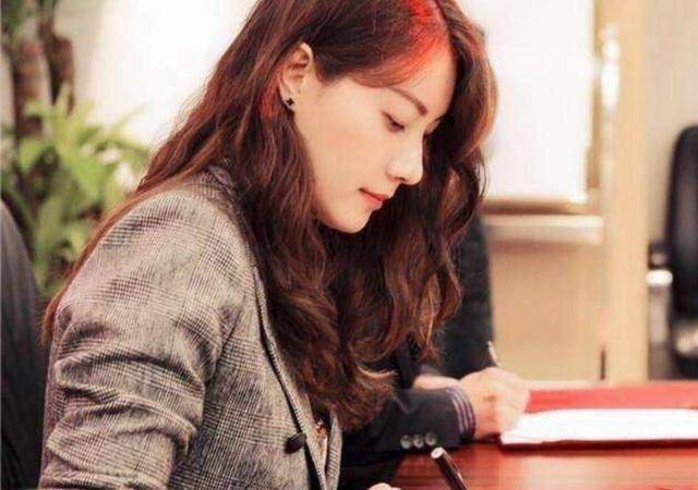 女明星|谢杏芳秀曼妙身姿被赞不输女明星,走出“摸臀门”后做独立女性?